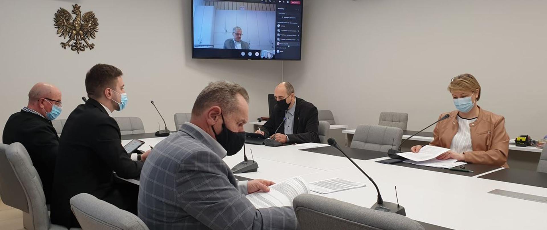Obrady zarządu na sali konferencyjnej