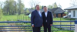 Dyrektor Zarządu Dróg Powiatowych Mikołaj Janowski oraz Wójt Gminy Czyże pozują do zdjęcia