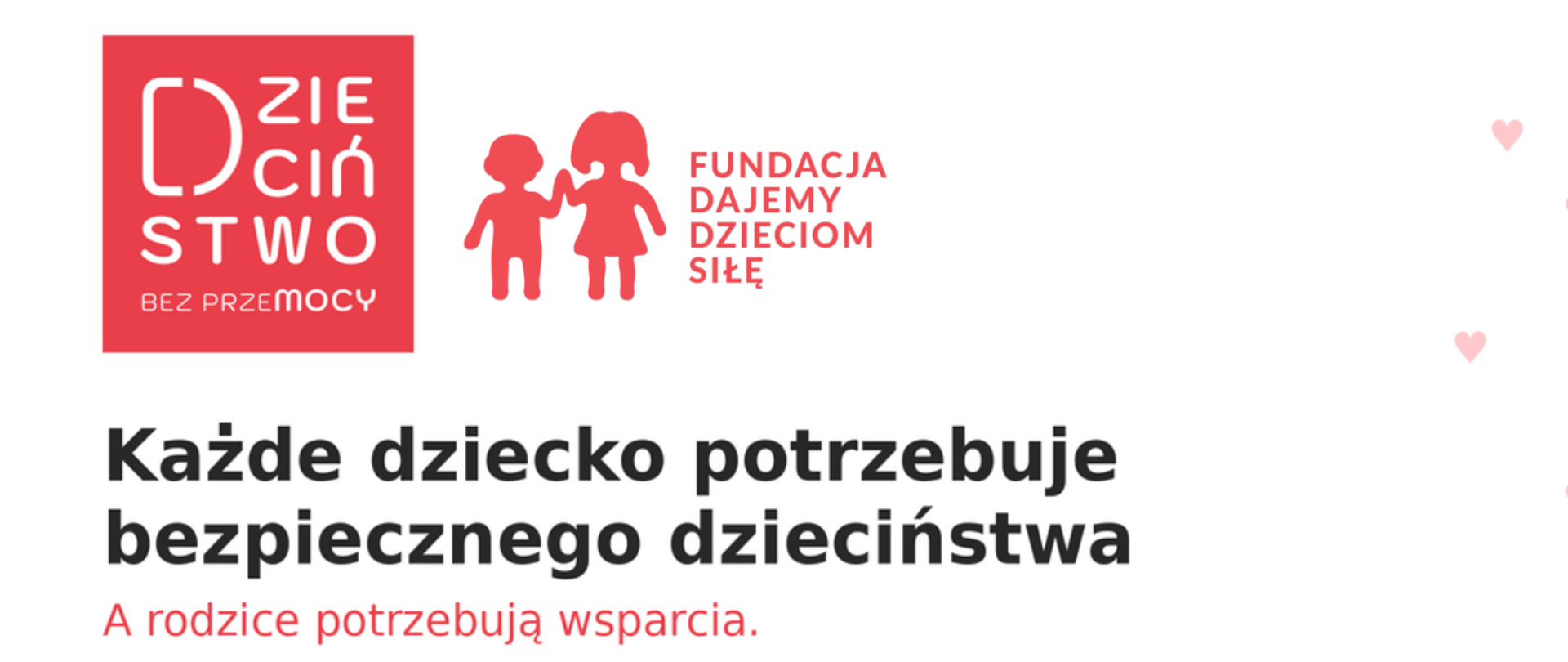Plakat kampanii „Dzieciństwo bez przemocy" Fundacji Dajemy Dzieciom Siłę, w czerwonej ramce. U góry znajdują się logo kampanii (czerwony kwadrat z napisem „Dzieciństwo bez przemocy") i logo fundacji z sylwetkami dwójki dzieci trzymających się za ręce. Nagłówek głosi: „Każde dziecko potrzebuje bezpiecznego dzieciństwa. A rodzice potrzebują wsparcia." Poniżej zaproszenie na bezpłatne webinary dla rodziców, a w nim lista tematów: emocje dzieci i rodziców, stawianie granic z szacunkiem, bezpieczeństwo dzieci w internecie oraz relacje rodzinne i wychowanie bez przemocy. Pośrodku kod QR prowadzący do strony dziecinstwobezprzemocy.pl/webinary z podpisem „Zeskanuj kod QR i wybierz webinar dla siebie". Poniżej hasło „Udział bezpłatny • online". Na dole plakatu logotypy współorganizatorów, partnera głównego i podmiotów finansujących oraz informacja o patronatach honorowych.