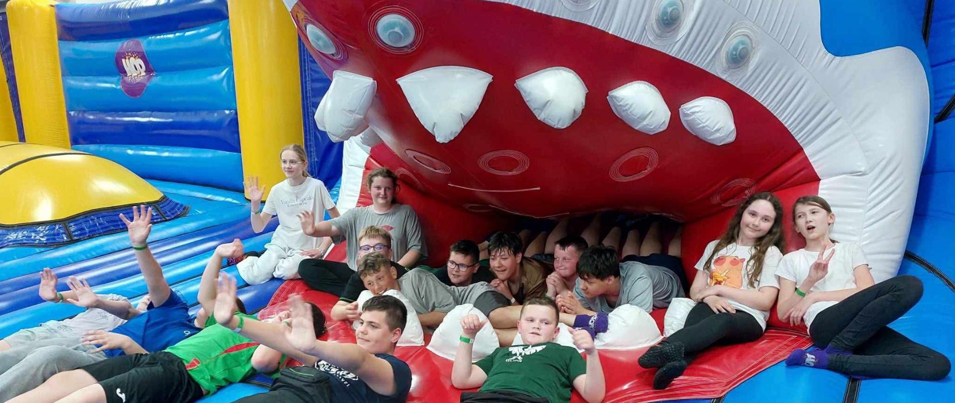 Klasa IV i VI ze Szkoły Podstawowej w Żarnowie na trampolinach w Ełku