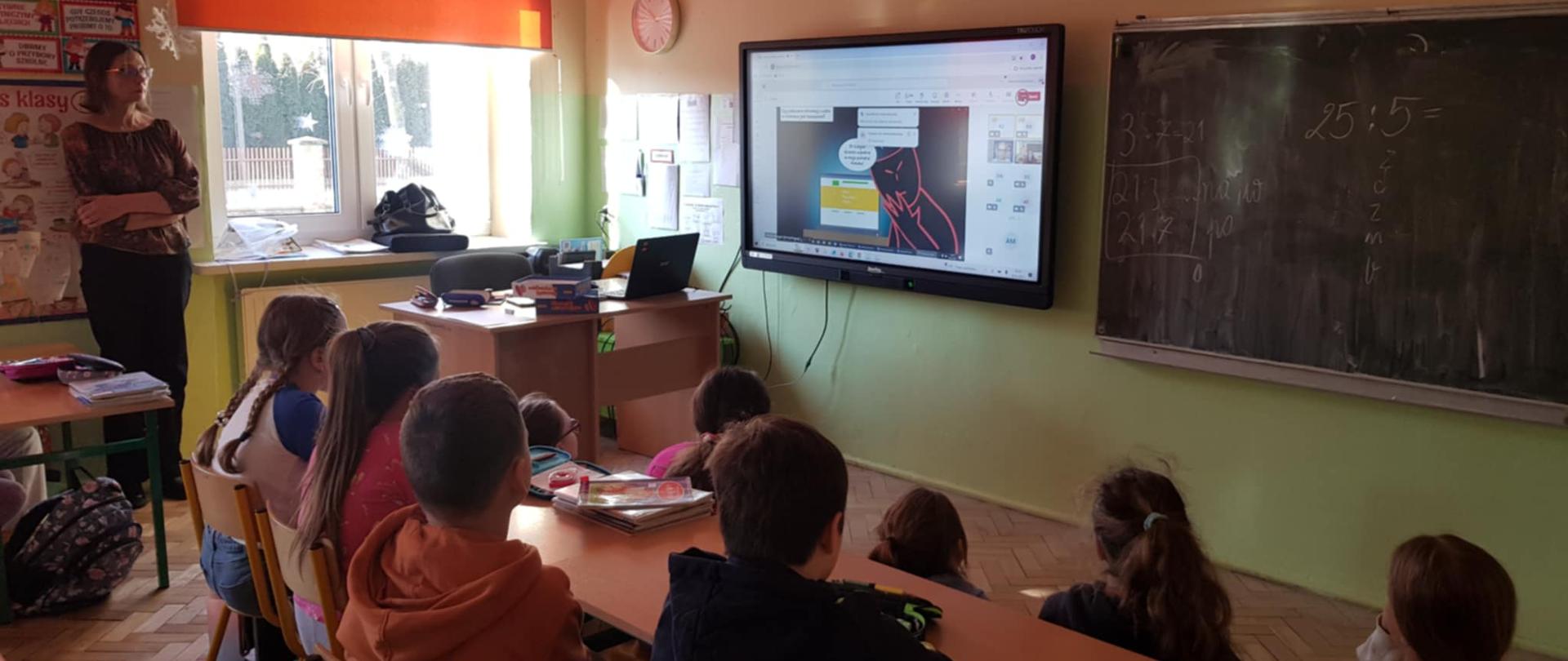 dzieci w klasie oglądają webinar
