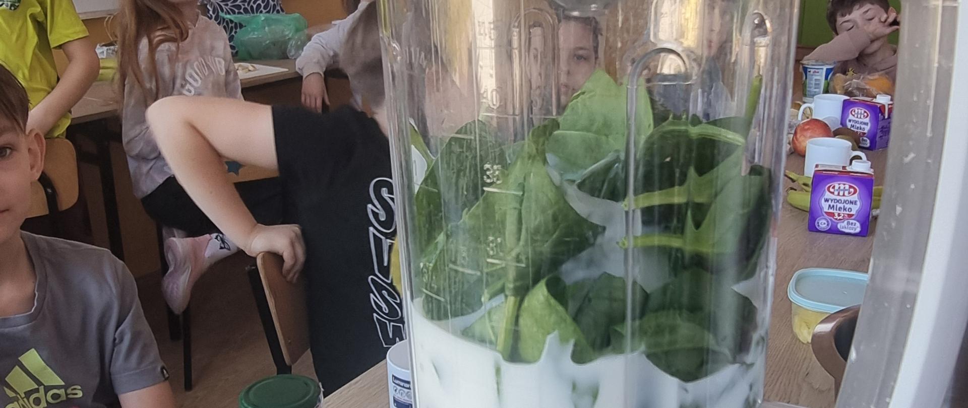 Uczniowie klasy 3a przygotowują koktajle.