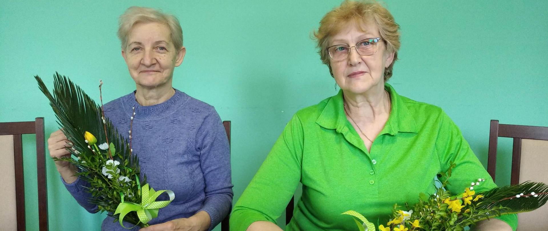 Panie prezentujące wykonane przez siebie palmy wielkanocne