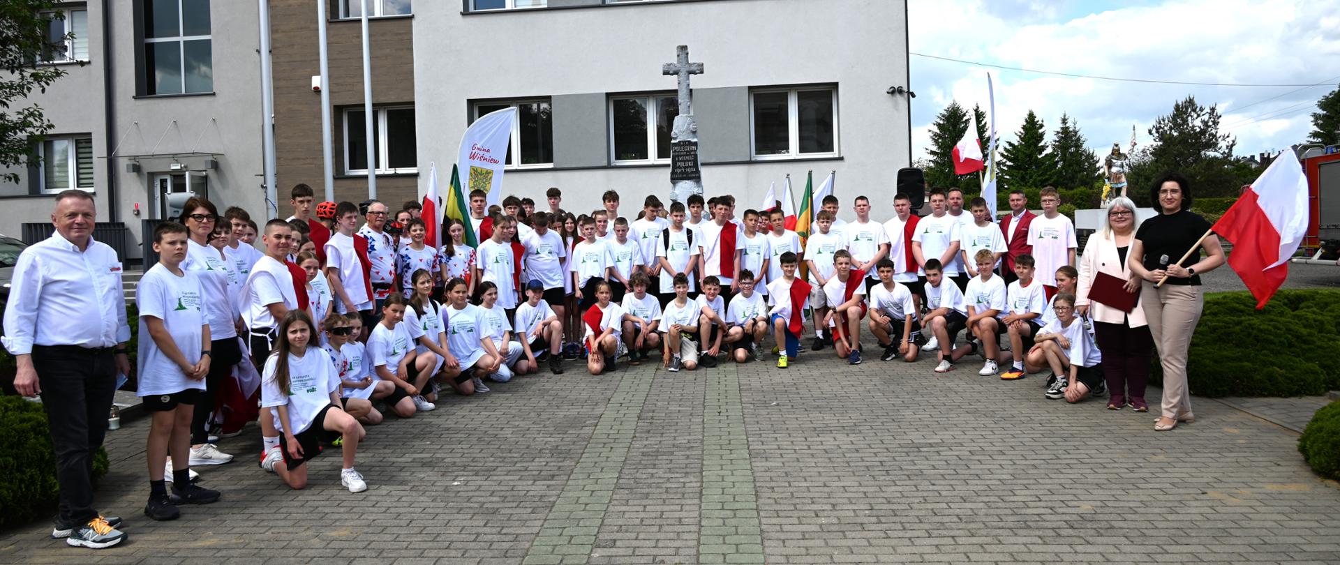 grupa_ludzi_uczestników_rajdu_ks_brzóski