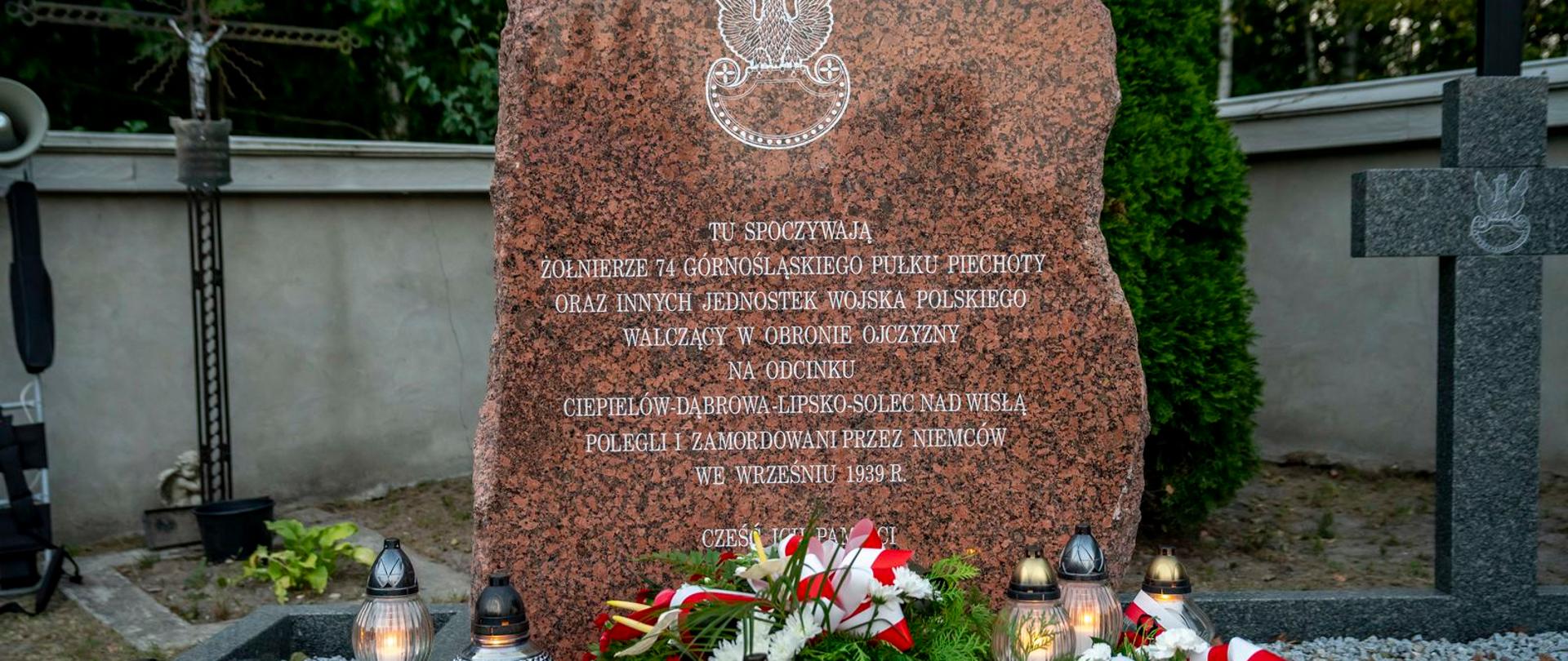pomnik i kwiaty