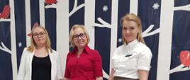 Dyrekcja Przedszkola wraz z przedstawicielką Nadleśnictwa Hajnówka wręczają nagrody dzieciom, pozując do wspólnego zdjęcia