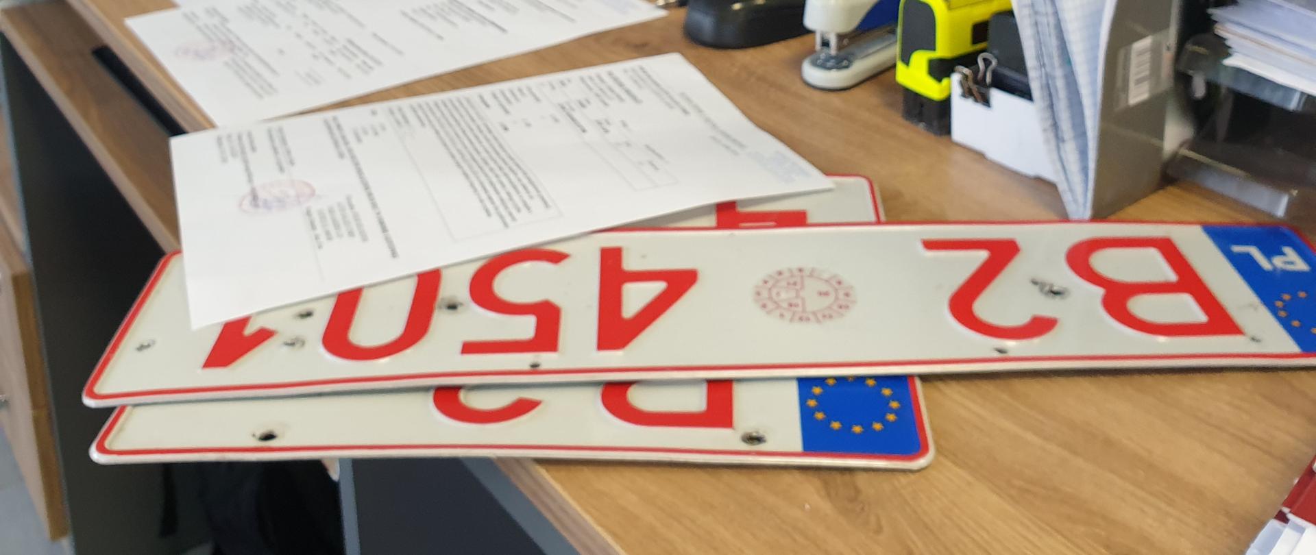 tablice i dokumenty leżące na biurku wydziału komunikacji