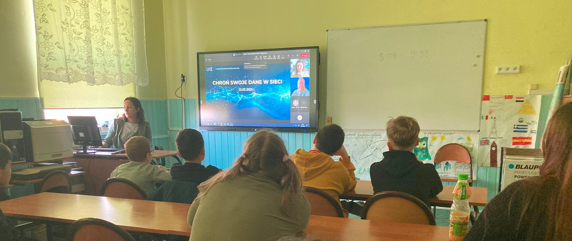 Uczniowie oglądają webinar