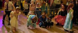 Zabawy - dzieci przechodzą pod liną