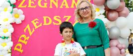 Dyrektor Ewelina Dorota Durzyńska pozuje do zdjęcia z absolwentami przedszkola