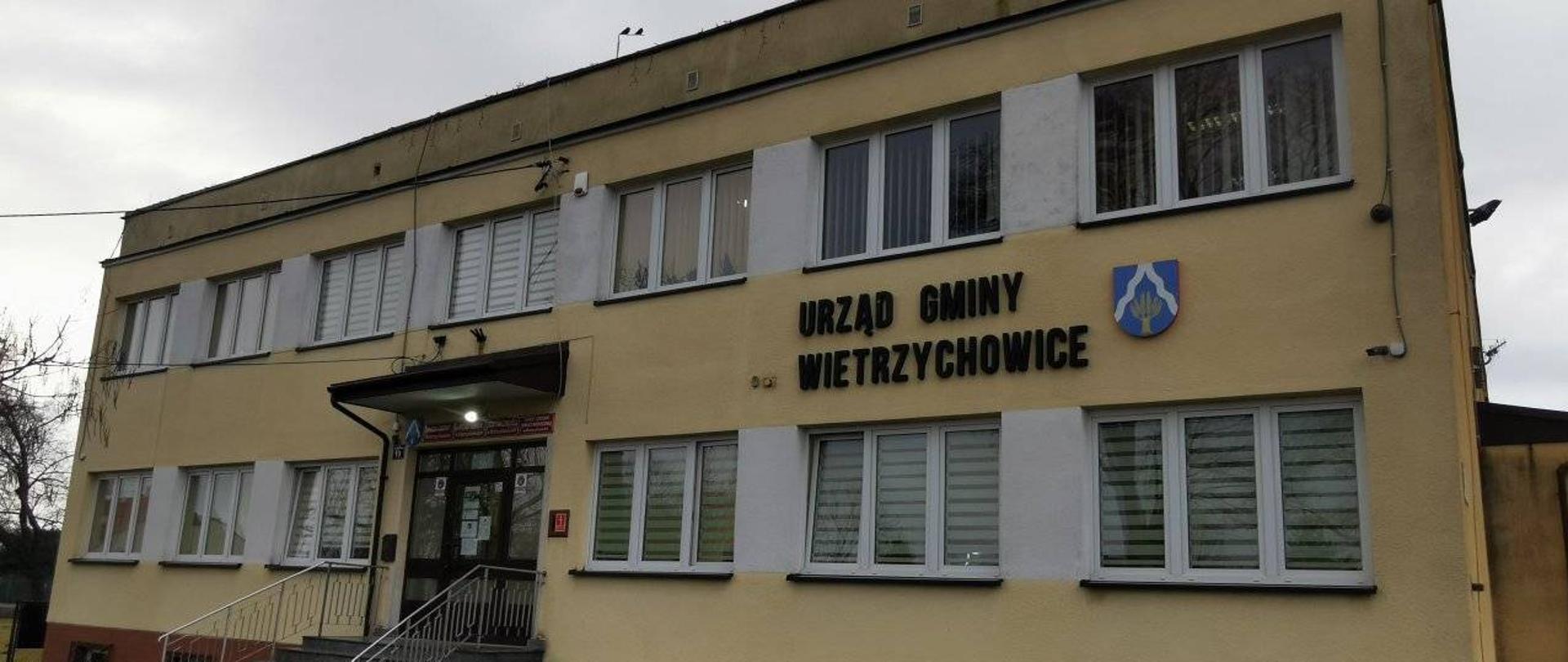 front budynku UG Wietrzychowice przed planowaną termomodernizacją oraz nadbudową budynku.