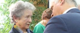 Moment wręczenia odznaki „Za Zasługi dla Ochrony Zdrowia”