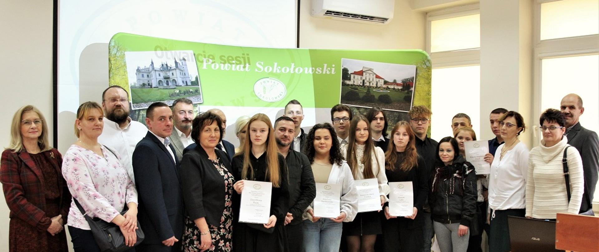 Zdjęcie grupowe z wyróżnionymi uczniami
