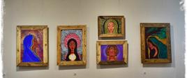 Fragment wystawy - obrazy wiszące na ścianie przedstawiające kobiety