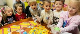 Grupa dzieci podczas wykonywania eksperymentów w ramach ogólnopolską akcję edukacyjną „Iron Man i super ekipa. Laboratorium Odkrywców”
