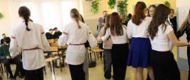 Pokaz tańców ludowych - tańczą uczniowie szkoły i ósmoklasiści