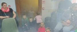 Nauka ewakuacji w trakcie pożaru - zajęcia w sali Ognik w budynku Komendy