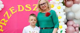 Dyrektor Ewelina Dorota Durzyńska pozuje do zdjęcia z absolwentami przedszkola