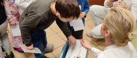 Dzieci w trakcie zajęć w banku - poznają warunki pracy
