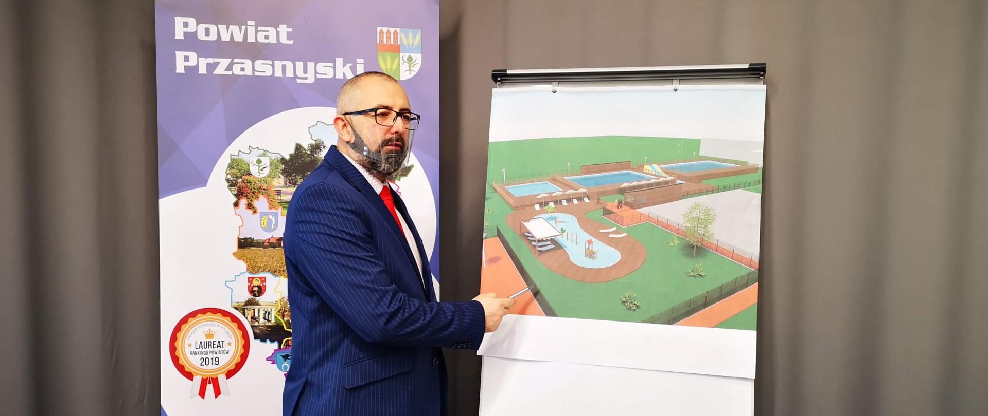 Starosta Przasnyski Krzysztof Bieńkowski podczas Sesji Rady Powiatu Przasnyskiego prezentuje Radnym projekt basenu odkrytego w Przasnyszu. Sala konferencyjna w Centrum Aktywizacji Biznesu.