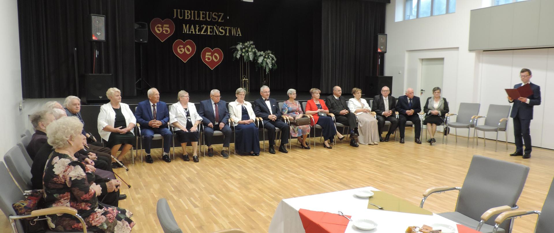 Na zdjęciu widać parę obchodzącą jubileusz