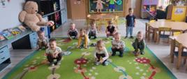 Przedszkolaki wykonują ćwiczenia