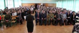 Dyrektor ZSZ wita zebranych - aula szkoły pełna gości