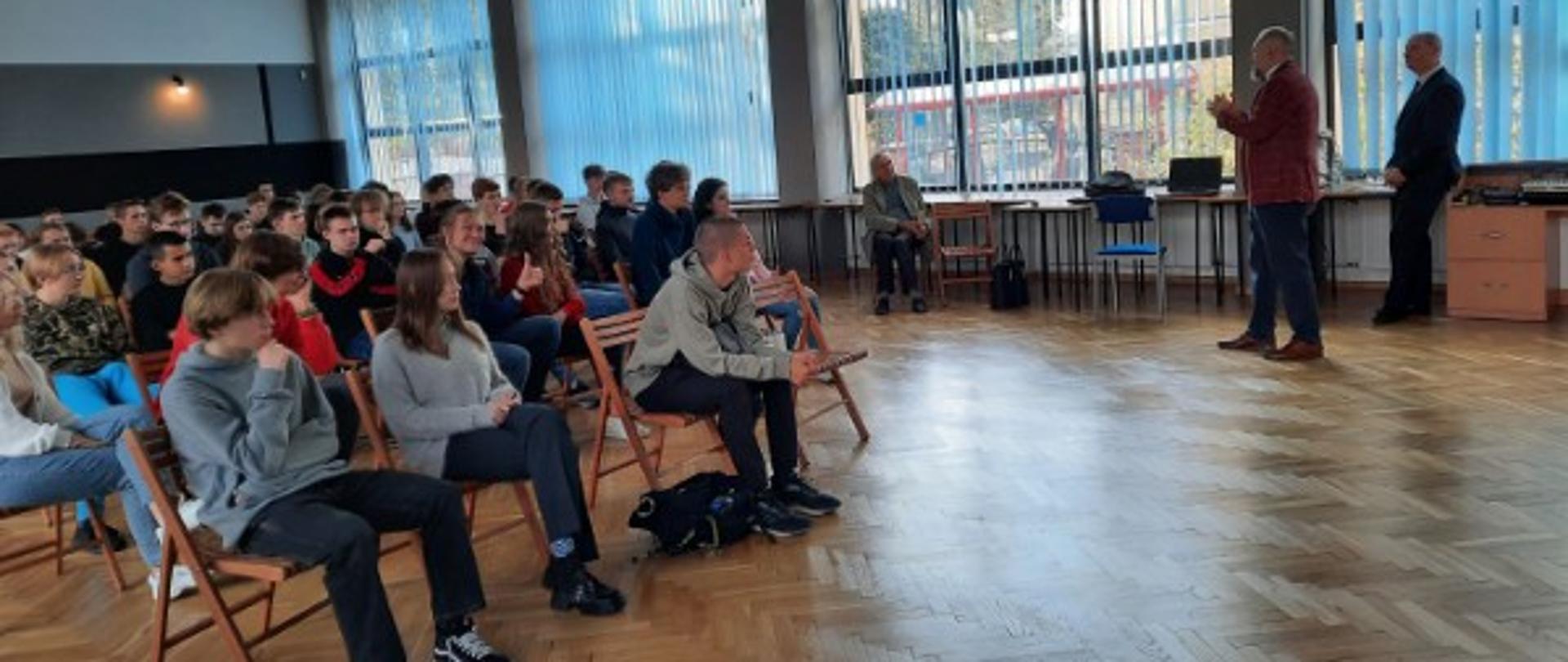 Uczniowie klas 2B, 3PB i 3GB na spotkaniu z przedstawicielem krakowskiej AGH