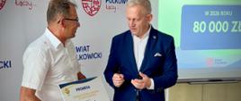 Starosta polkowicki przekazuje promesę przedstawicielowi spółki wodnej