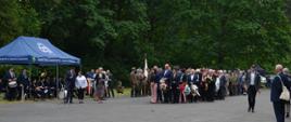 Na zdjęciu pokazany jest przemarsz z wieńcami na czele którego jest Wójt Gminy Szastarka Artur Jaskowski