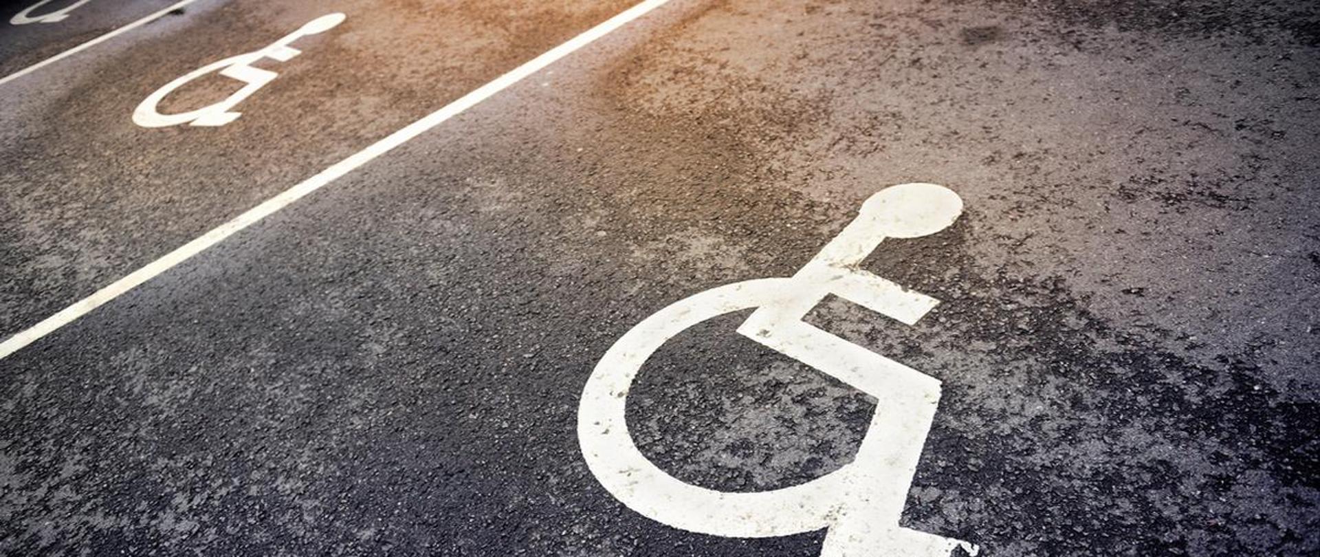 znak niepełnosprawności na jezdni