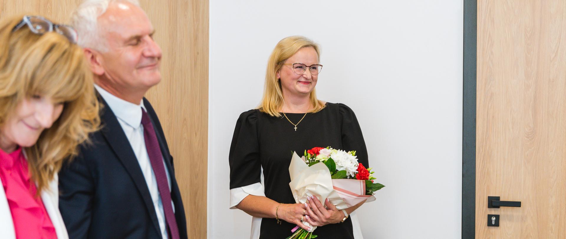ludzie wewnątrz