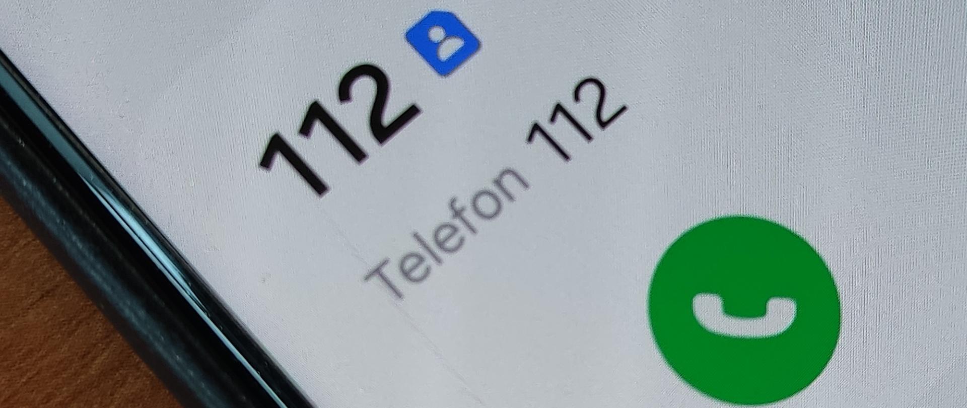 Ekran smartfona z wybranym numerem alarmowym 112