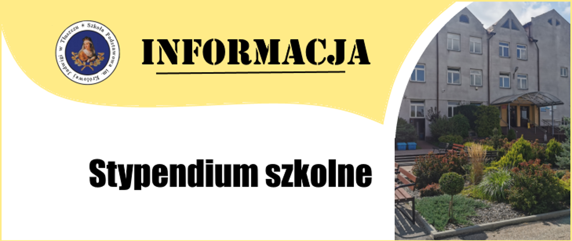 Kobieta w koronie w okrągłym logo. Na żółtym tle napis informacja. Po prawej stronie Budynek dwupiętrowy z zadaszony wejściem. Przed budynkiem rosną zielone krzewy.
Napis Stypendium szkolne