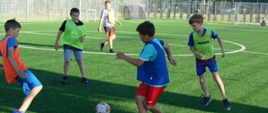 Młodzież gra w piłkę nożną
