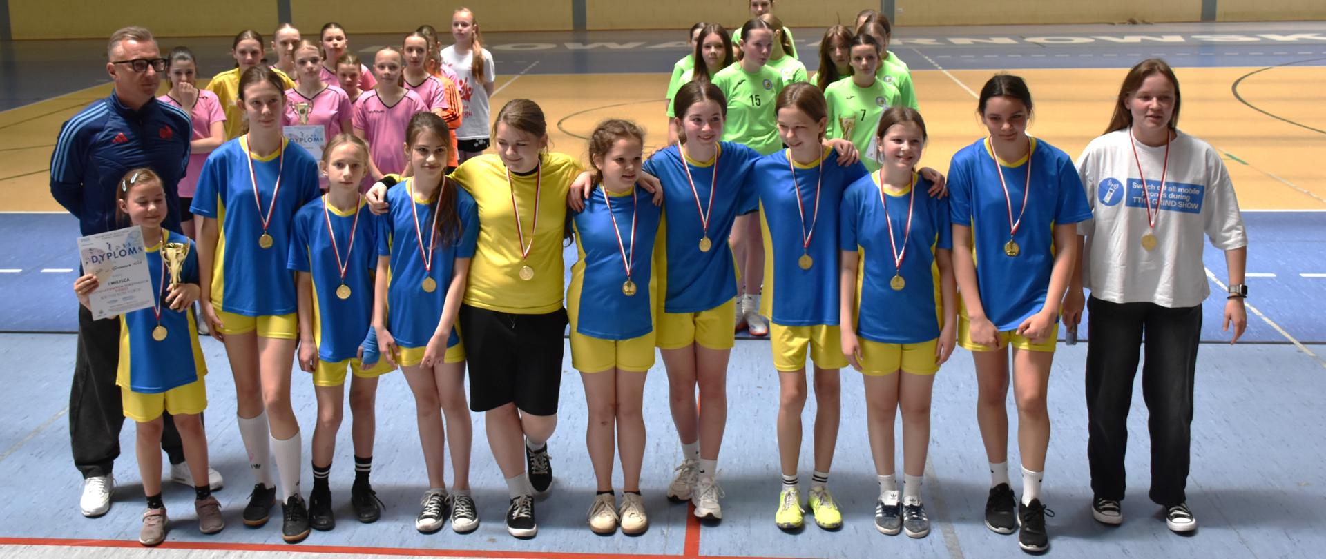 Zdjęcie grupowe zwycięskiej drużyny