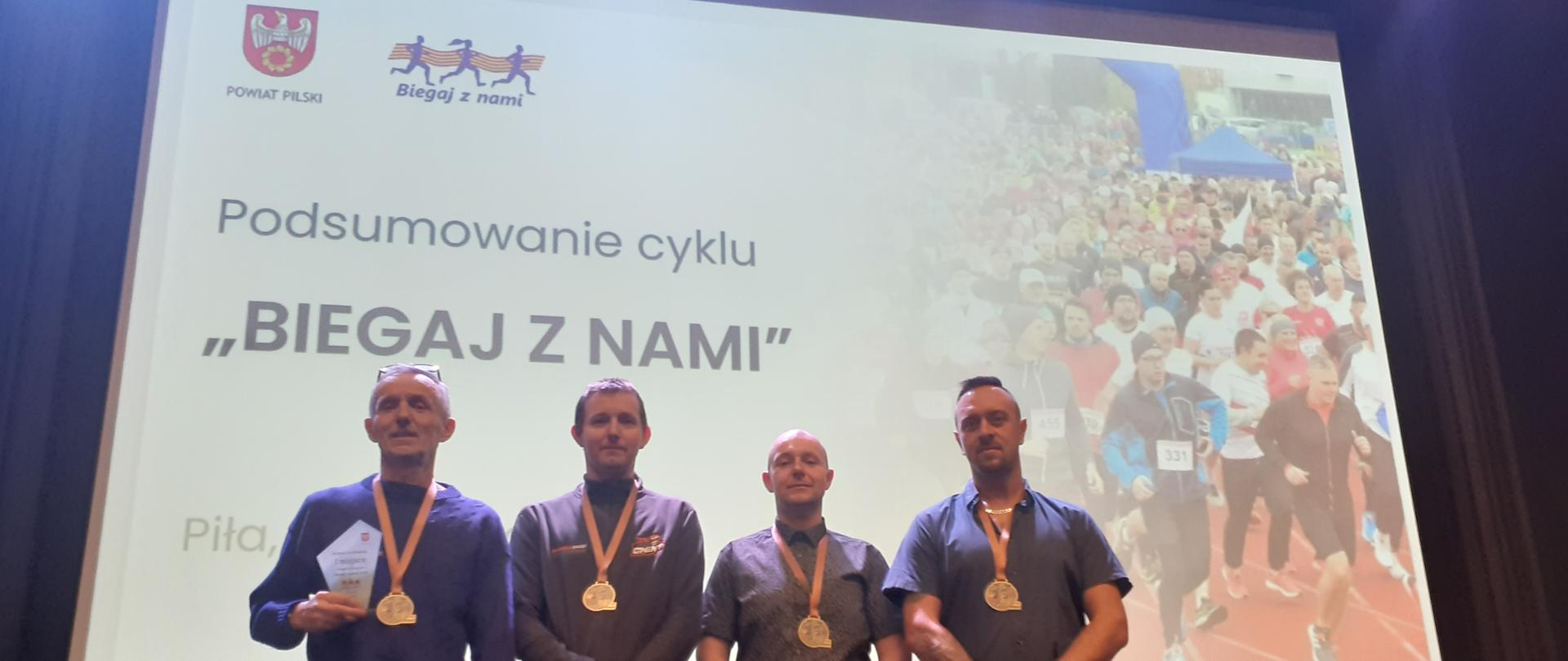 Na zdjęciu widać laureatów cyklu „Biegaj z nami”