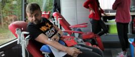 Pracownik starostwa oddaje krew