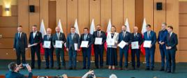 Nagrodzeni odznaką pozują do zdjęcia