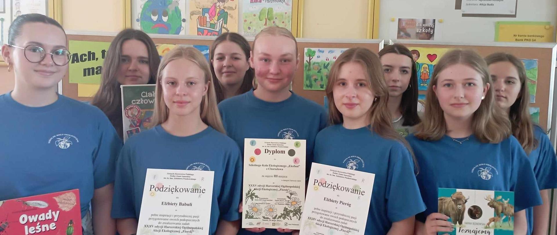 Członkinie Koła Ekologicznego wraz z pamiątkowymi dyplomami i podziękowaniami