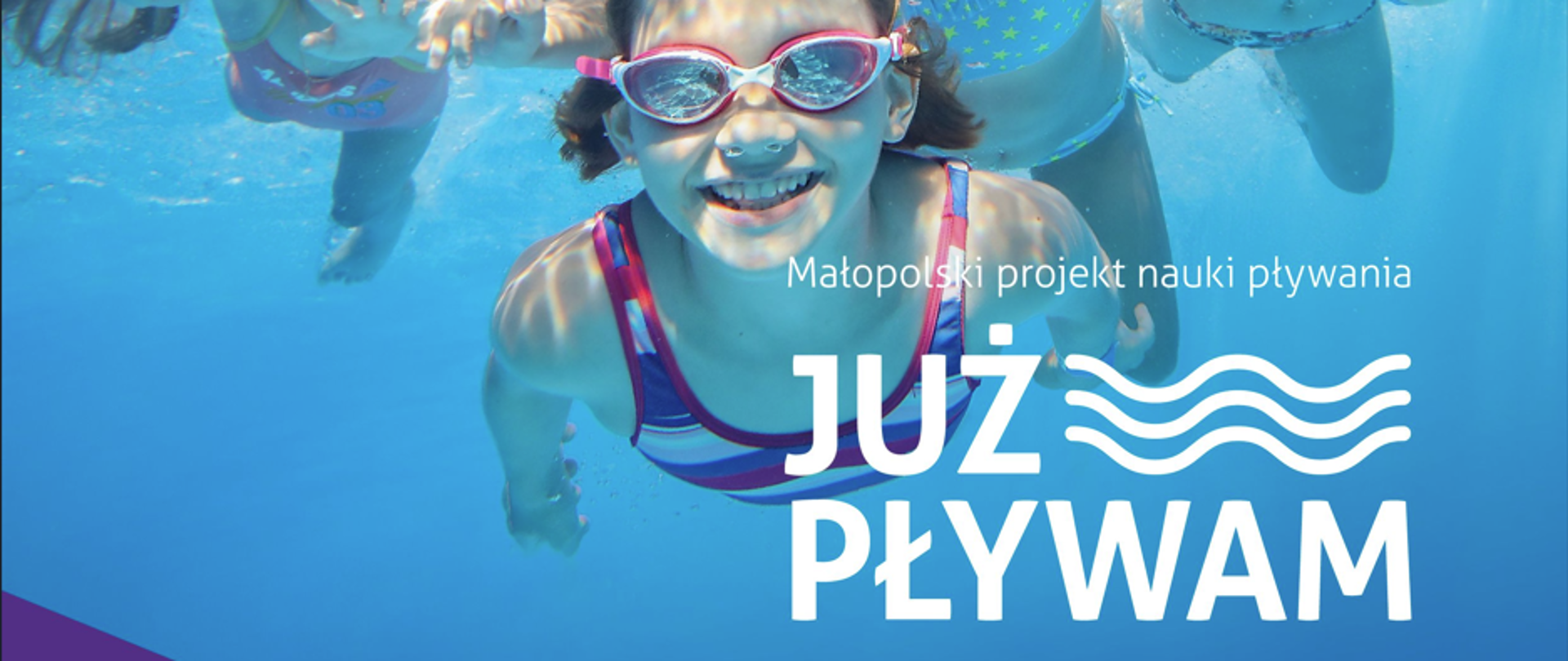 dzieci pływające w basenie