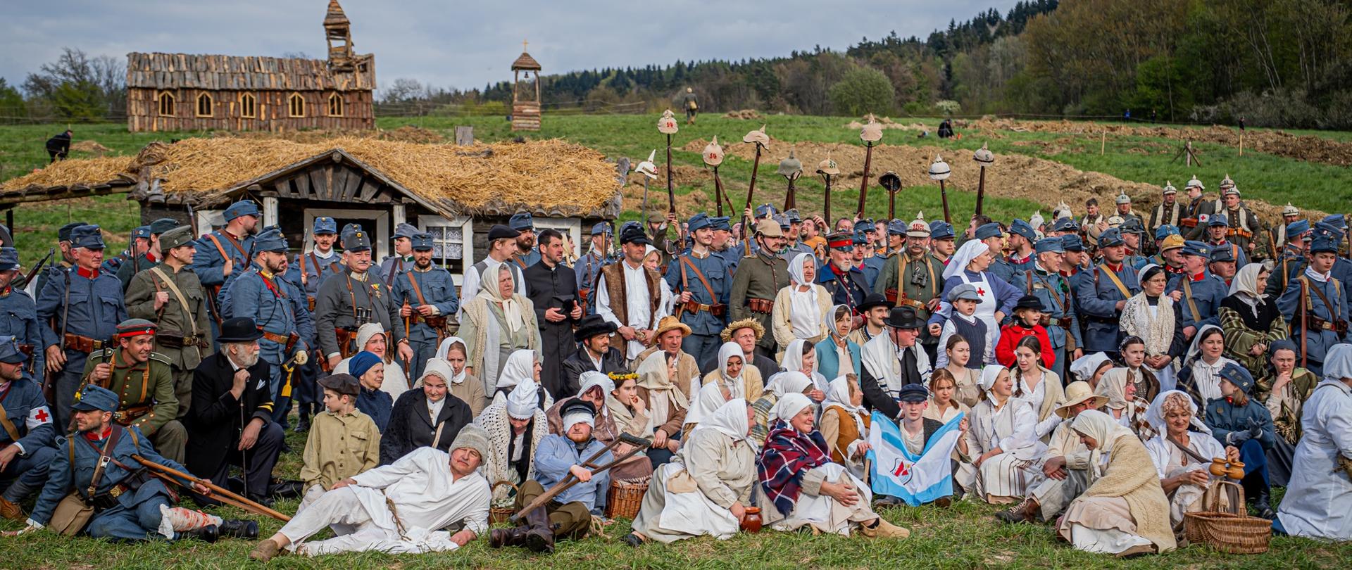 Zdjęcie zbiorowe uczestników rekonstrukcji