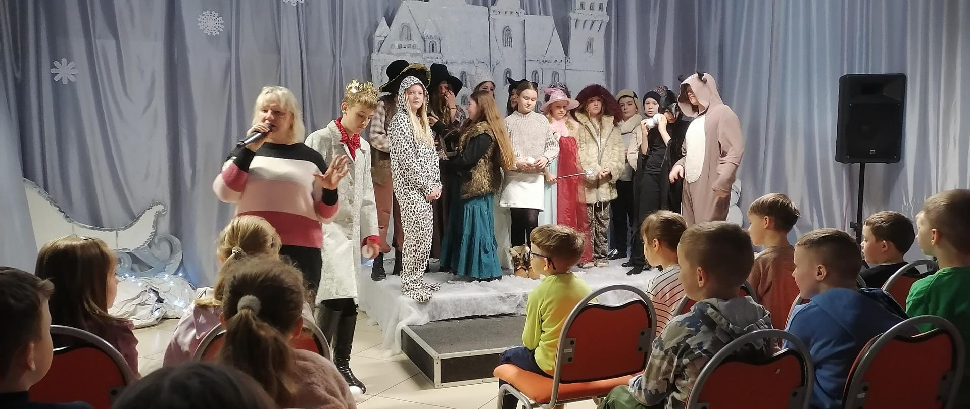 aktorzy na scenie