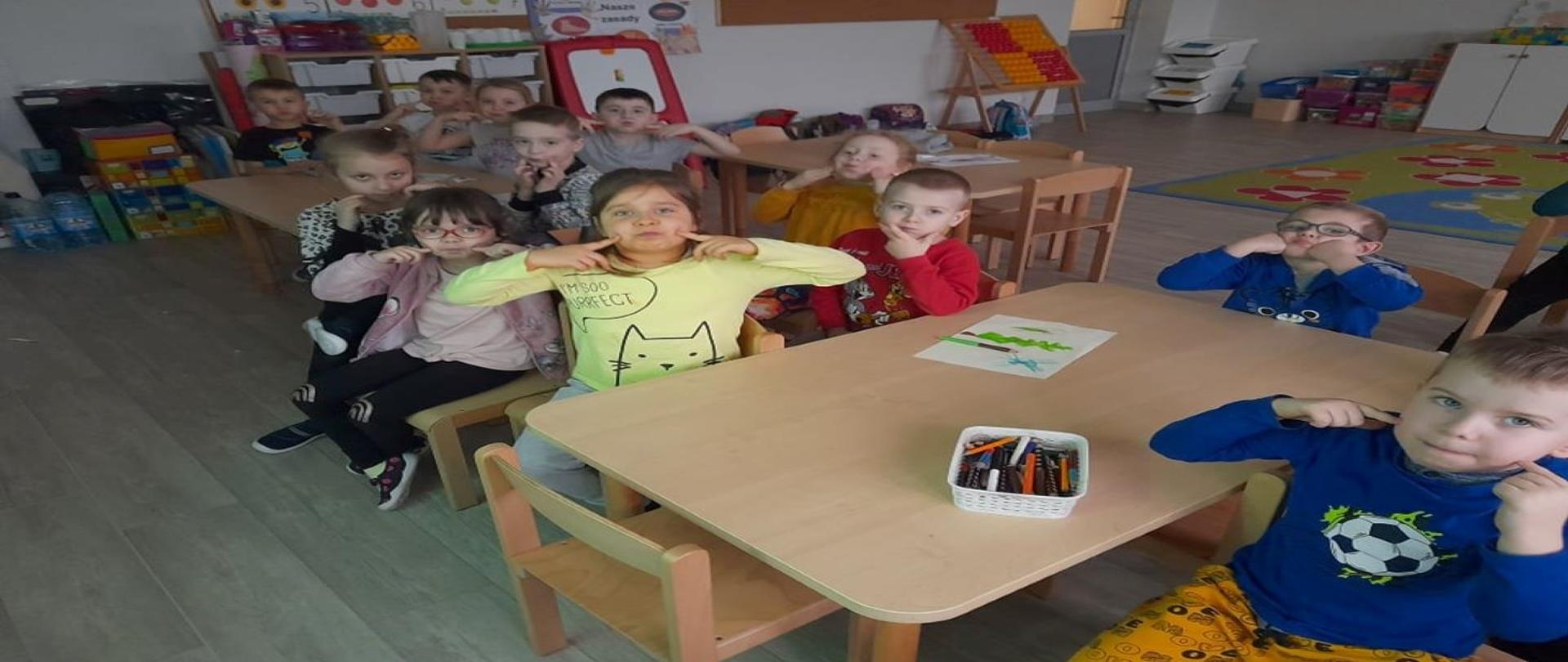 dzieci przy stolikach