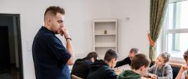Organizator Piotr Leoniuk obserwuje grających 