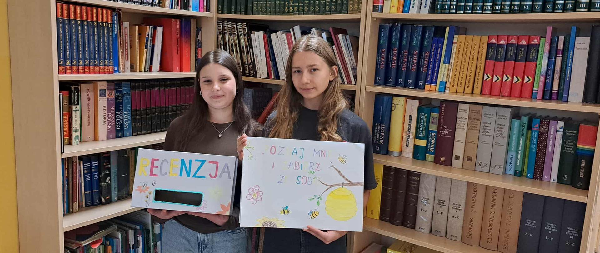 Uczennice klasy 7b, które przygotowały kącik czytelniczy w bibliotece.