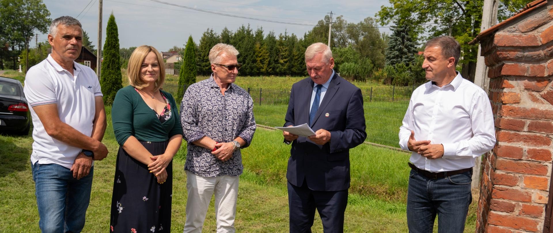podpisanie umowy na budowę chodnika w Harklowej