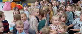 Trwa spektakl - dzieci oglądają, biorą w nim aktywny udział