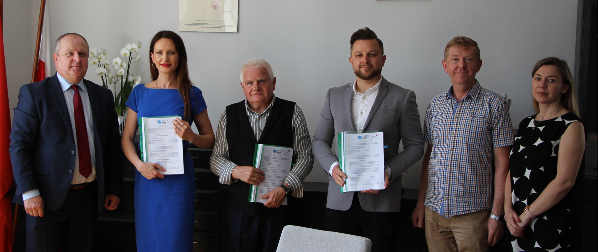zdjęcie grupowe od lewej wicestarosta zambrowski, starosta zambrowski, prezes szpitala, wykonawca, pracownik szpitala oraz skarbnik powiatu