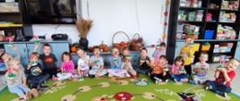 Dzieci pozują do zdjęcia w swojej sali